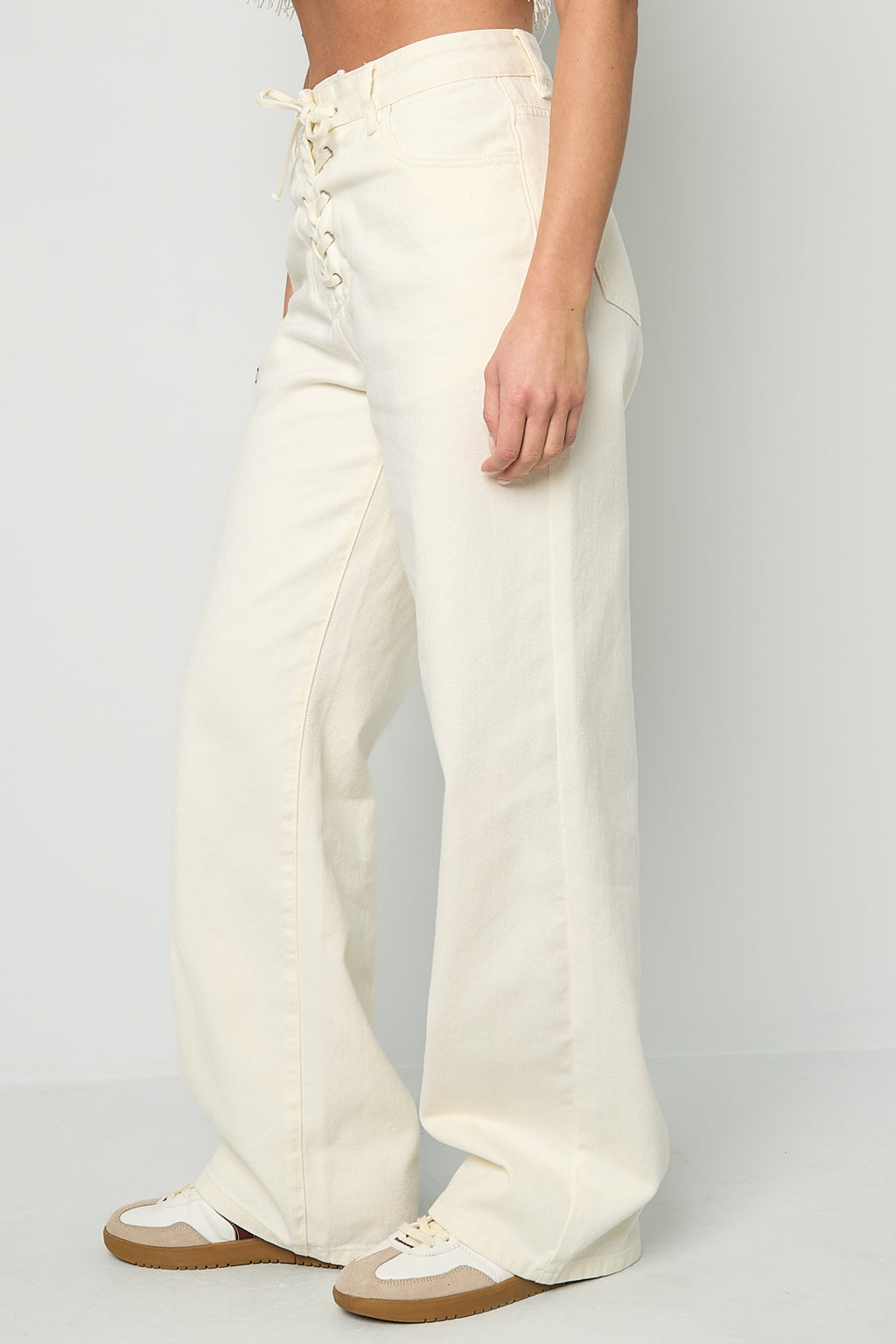Jeans met vetersluiting