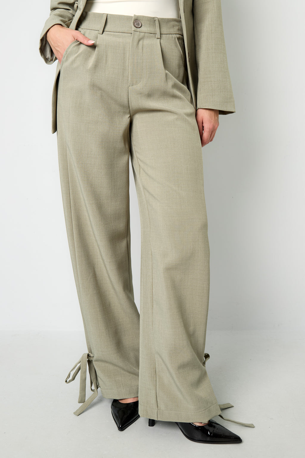 Pants with bows