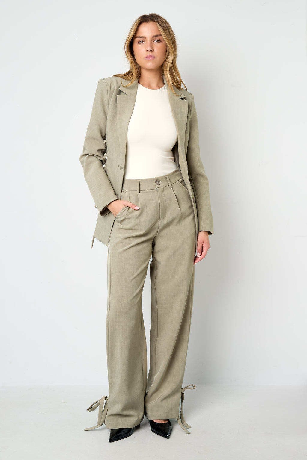 Pants with bows